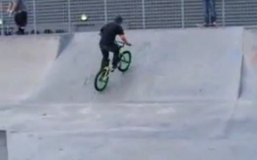 Patinaje 16: ir de atr�s con bicicleta en
                          el parque de Horfield en Bristol, Inglaterra