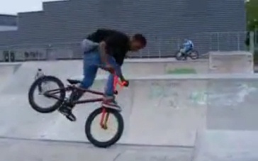 Patinaje 17: ir de bicicleta con una
                          vuelta de 180 grados 04, parque Horfield en
                          Bristol, Inglaterra