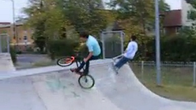 Patinaje 18: ir de bicicleta y patinete
                          en sincr�nicamente en el parque Horfield en
                          Bristol, Inglaterra