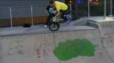 Patinaje 20: ir de bicicleta con una
                          vuelta de 180 grados en la luz de proyectores
                          en el parque de Horfield en Bristol,
                          Inglaterra