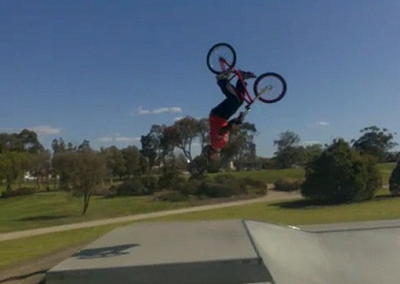 Patinaje
                          32: ir de bicicleta BMX con un salto por atr�s
                          (backflip), Melbourne