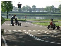 Parque
                        infantil de tr�fico 06 con coches de pedales y
                        un sem�foro, Linz-Urfahr, Austria