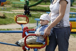 Mutter und Kind 01 am
                            Karussell, Stockfoto