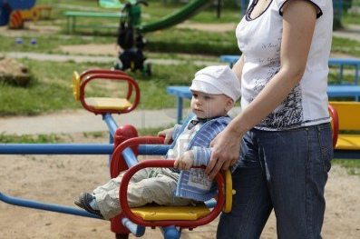 Mutter und Kind 01 am
                          Karussell, Stockfoto