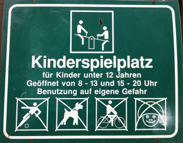 Spielplatz-Schild 01 mit Logos, Bodman
                          bei �berlingen, Deutschland