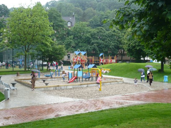 Raumabgrenzung 02, Sitzmauern um
                                eine Spielplatzburg am Gutenbergplatz in
                                Wuppertal, Deutschland