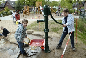 Wasserpumpe im
                                alten Stil auf dem Spielplatz L�becker
                                Weg in Krefeld-Uerdingen, Deutschland