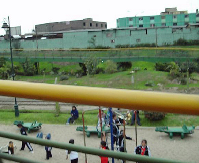 Fantasie 07:
                                Sitzb�nke in Form von Krokodilen im
                                Mauer-Park (parque Muralla) in Lima,
                                Peru