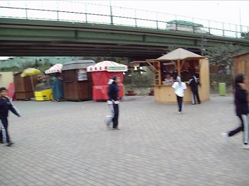Unterstand 04:
                                Verpflegungsst�nde unter einer Br�cke im
                                Mauerpark (parque Muralla) in Lima,
                                Peru
