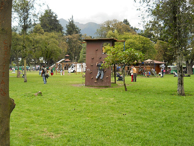 Spielplatz mit grossen
                            B�umen, Ejido-Park in Quito, Ecuador