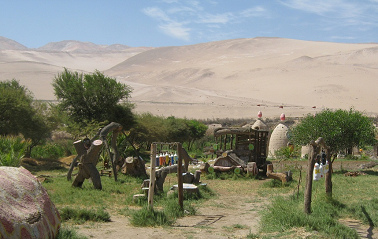 Spielplatz ohne hohe
                            B�ume auf der Hari-Krishna-Farm "Eco
                            Truly" im Lluta-Tal bei Arica in Chile