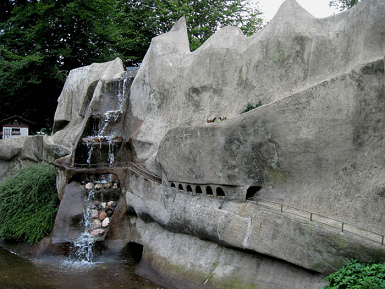 Märchenwald
Ibbenbüren 07, ein Märchenfelsen mit Galerie
und Wasserfall imitiert eine Schlucht Märchenwald Ibbenbüren 07, ein
Märchenfelsen mit Galerie und Wasserfall
imitiert eine Schlucht