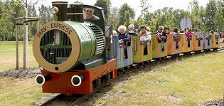 Parkeisenbahn 02,
in Schwarzheide in der Lausitz, Deutschland Parkeisenbahn 02, in Schwarzheide in der
Lausitz, Deutschland