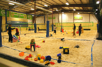 Sandkasten im Haus 02,
                            Kiste mit Sand, Spielautos und Spielbagger
                            und Schaufel