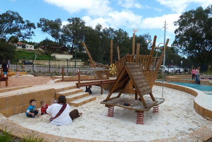 Federwippenhaus auf
                            einem Spielplatz in Woodbridge, England