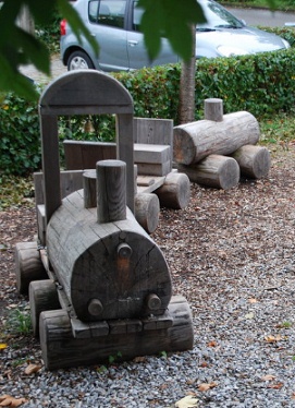Zug aus Holz auf dem Spielplatz in
                              Frasdorf, Bayern, Deutschland