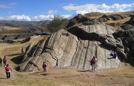 Nat�rliche, breite
                                        Rutschbahn durch
                                        Gesteinsformation 03, hier kurze
                                        Rutschbahn f�r Kleinkinder,
                                        Sacsayhuam�n bei Cusco, Peru