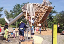 Tunnelrutschbahn mit
                            Vogelschnabel, Hinteransicht,
                            St.-Johann-Park, Basel