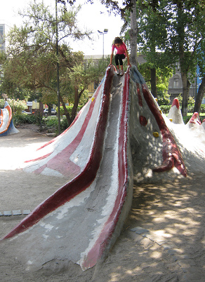 Vulkanrutschbahn 02 am
                              Brasilien-Platz (plaza Brasil) in Santiago
                              in Chile, die Vorderansicht