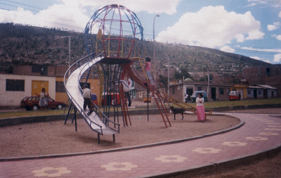 Doppelrutschbahn in Form einer
                              farbigen Skulptur, Ayacucho, Avenida
                              Prolongaci�n de la Libertad, Peru
