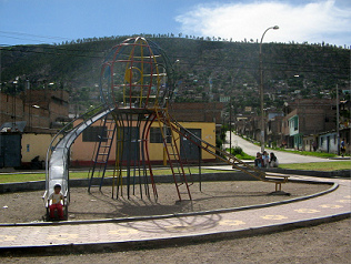 Doppelrutschbahn in Form einer
                              farbigen Globus-Skulptur 02, Ayacucho,
                              Avenida Prolongaci�n de la Libertad, Peru