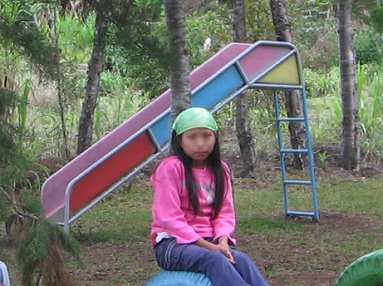 Vielfarbige Rutschbahn
                            ohne Endauslauf in Tsachopen, Region
                            Oxapampa, Peru