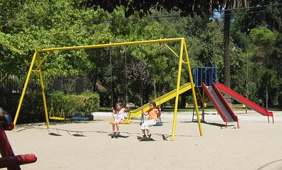 Schaukel-Ensemble 05 im Park
                                "Zum Landhaus" (parque Quinta
                                Normal), Santiago, Chile