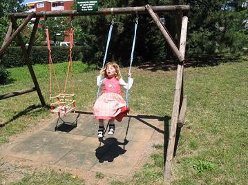 Schaukel mit weichen Bodenplatten,
                              St. Elisabethen-Krankenhaus, Heidelberg