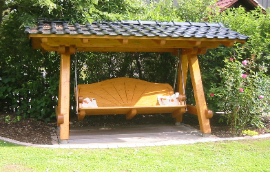 Hollywood-Schaukel aus
                            Holz, Vaupel Holzbau, Hessisch Lichtenau,
                            Deutschland