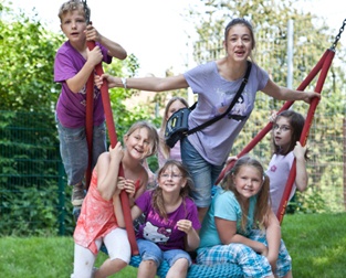 Vogelnest-Schaukel 02
                          voller M�dchen, M�nchen