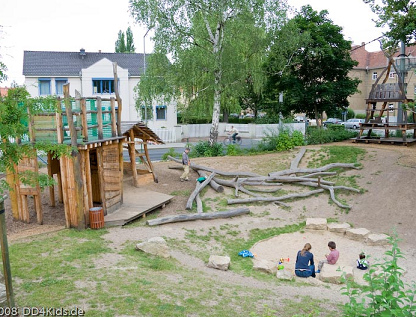 Balancierstamm 02:
                            Ansammlung von Balancierst�mmen auf dem
                            Spielplatz "Biberburg" in Dresden