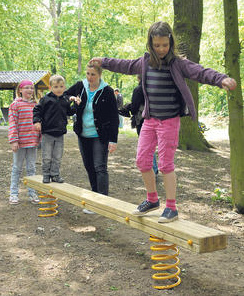 Wabbelbalken
                            (Balancierbalken mit Sprungfedern) in
                            Parensen, Region G�ttingen, Deutschland