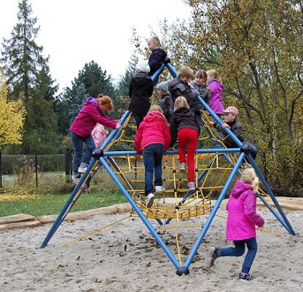 Klettern 07: Kletterpyramide mit
                              Metall und Seilen, Bernau bei Berlin,
                              Deutschland
