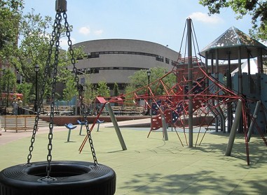 Klettern 8: Kletterpyramide nur mit
                              Eisenstangen, Hester Street, New York,
                              "USA"