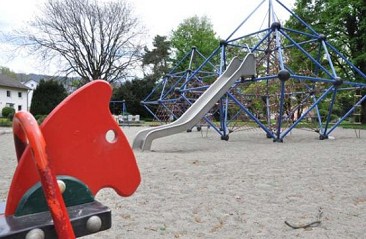 Klettern 09a: Kletterpyramide mit
                              Rutschbahn, Max-Halbe-Weg, Lindau, Bayern
                              Deutschland