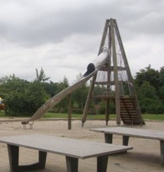 Klettern 9b:
                            Kletterpyramide mit Rutschbahn,
                            Leipzig-Sellershausen