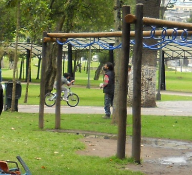 Klettern 17: Kletterhangeln im
                              Wasser, Ejido-Park (parque Ejido) in
                              Quito, Ecuador
