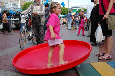 Gonge-Kreisel 03,
                            M�dchen stehend im Gonge-Kreisel, Sport und
                            Freizeit Salzgitter GmbH