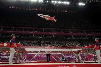 Trampolin 07a:
                            Trampolinspringen 01 in einer Olympiahalle