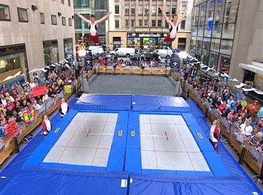 Trampolin 07b:
                            Trampolinspringen 02 im Duo, New Jersey,
                            "USA"