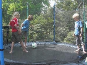 Trampolin 13:
                            Netz-Trampolin mit Kindern, die
                            Dreieckfussball im Trampolin spielen,
                            Gladbeck, Deutschland