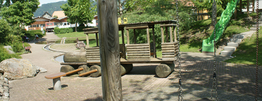 Lokomotive aus Holz
                              auf dem Spielplatz Thun