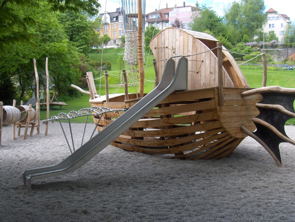 Das
                              Schiff auf dem Spielplatz von
                              Z�rich-Wiedikon, Sicht auf die Rutschbahn