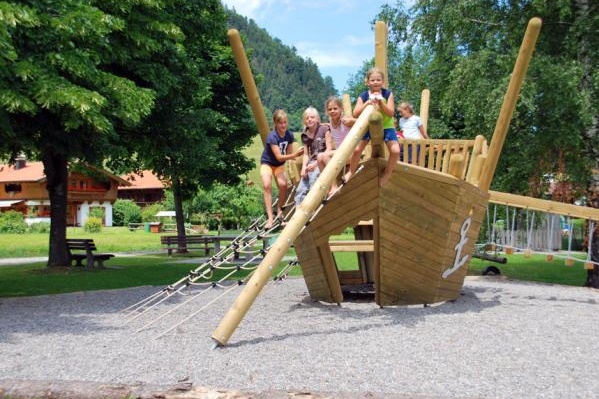 Schiff auf dem
                              Spielplatz 02 in Oberw�ssen in Oberbayern,
                              Deutschland