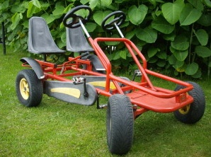 Go-Cart als
                              Zweisitzer mit zwei Lenkr�dern,
                              G�hren-Lebbin, Mecklenburg-Vorpommern,
                              Deutschland