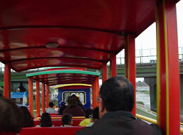 Innenansicht in der roten
                                        Parkeisenbahn im Muralla-Park in
                                        Lima