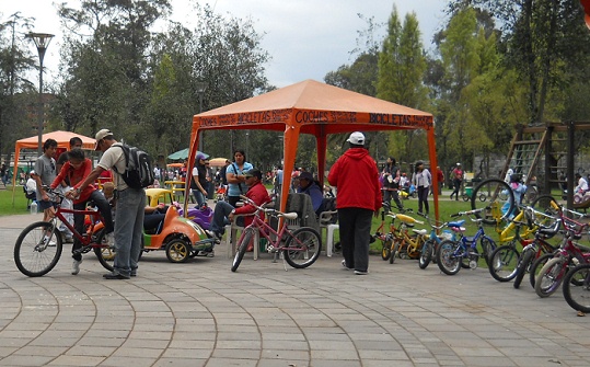 Kinderfahrrad ausleihen 02 und auch
                                Velos f�r Jugendliche, Ejido-Park,
                                Quito, Ecuador
