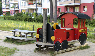 Lokomotive auf einem
                                          Spielplatz an der
                                          Taylorstrasse in
                                          Berlin-Zehlendorf