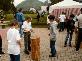 Spielplatzfest 24, Nagel
                          einschlagen, Grundschule Wittlich-Bombogen,
                          Region Trier, Deutschland