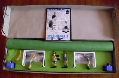Fussball 22, Tipp-Kick
                            mit eingerolltem Spielfeld, Spielern und
                            Toren